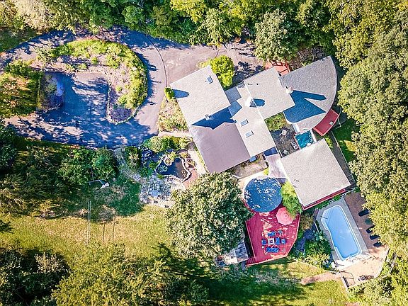 2nd image of 460 Reeders Run Rd