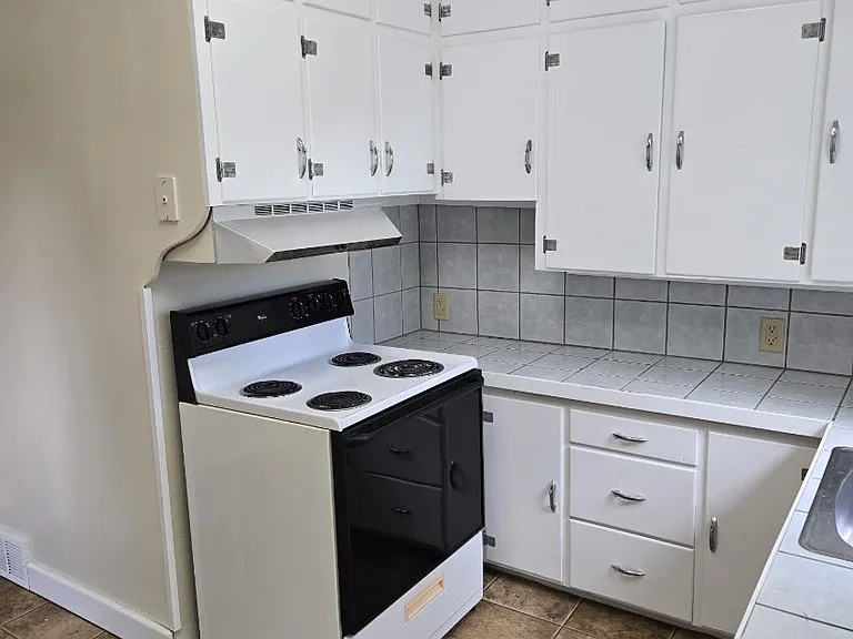 322 N Harth Ave — Photo 3