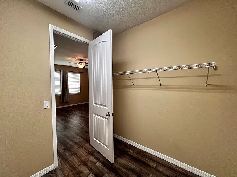 MASTERBEDROOM LARGE CLOSET WITH 10' CEILINGS!