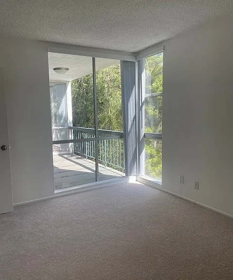 125 N Barrington Ave — Photo 4