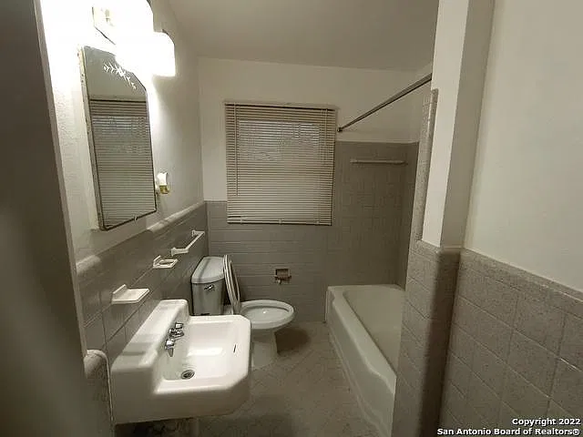 342 Barbara Dr — Photo 3