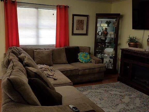 3rd image of 922 N Dyer Cir
