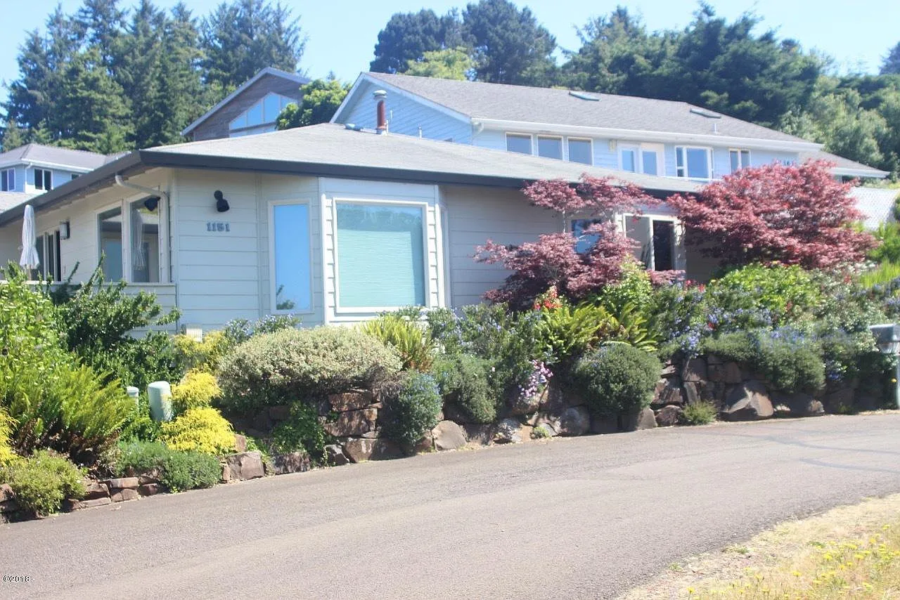 1151 SE Harbor Crescent Dr photo 1