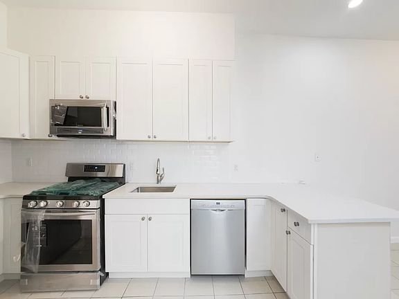 2nd image of 176 Kingsland Ave