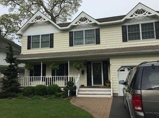 208 S Bay Ave, Islip, NY 11751
