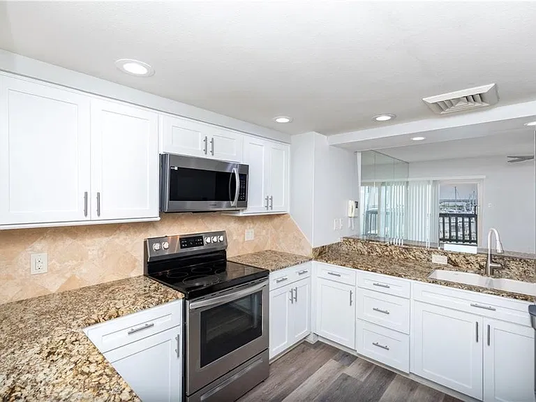 200 W Cotter Ave — Photo 27