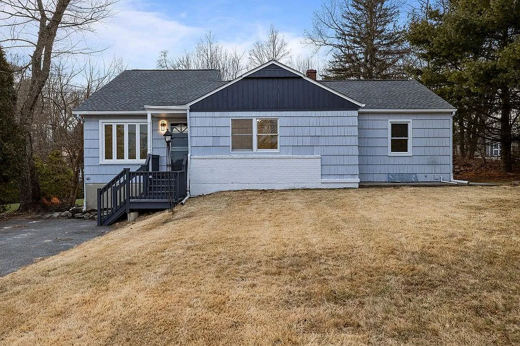 38 Mid Oaks Street photo 1