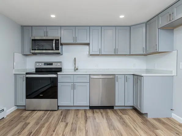 9 Myles Standish Dr Unit 5, Haverhill, MA 01835