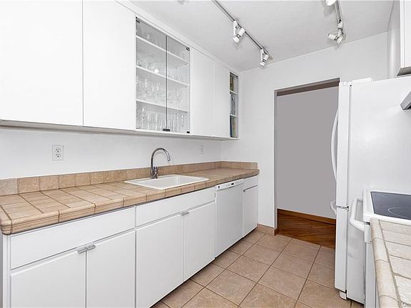 5th image of 589 Sierra Vista Ln