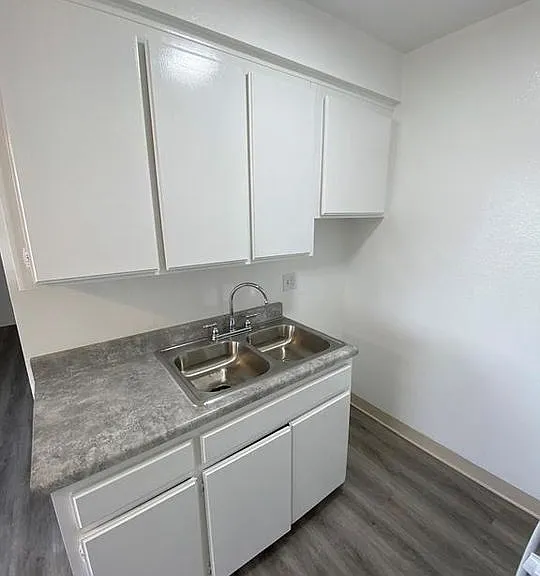 Marquis Apartments — Photo 44
