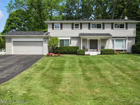 7027 Beverly Crest Dr, West Bloomfield, MI 48322