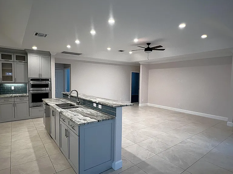 349 SW Dagget Ave — Photo 5