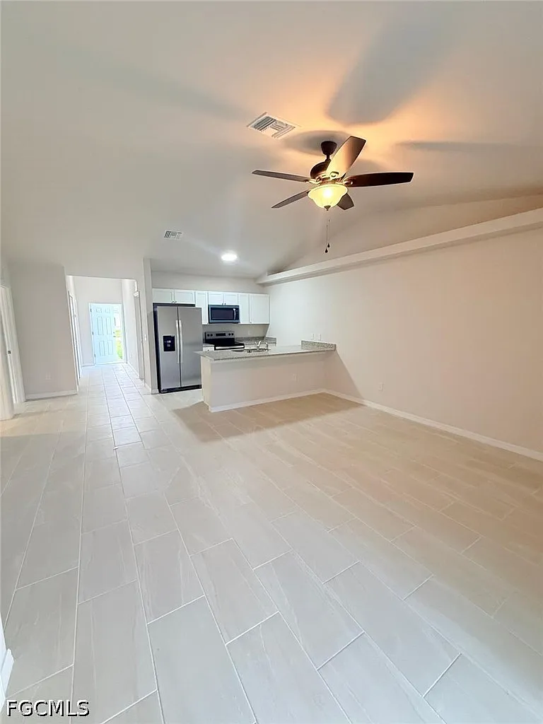3 bed, 2.0 bath, 1200 sqft, $1,800 — Photo 2