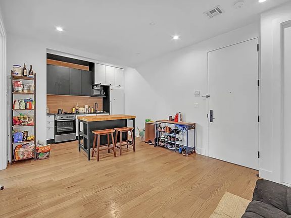 5th image of 402 Cornelia St #3