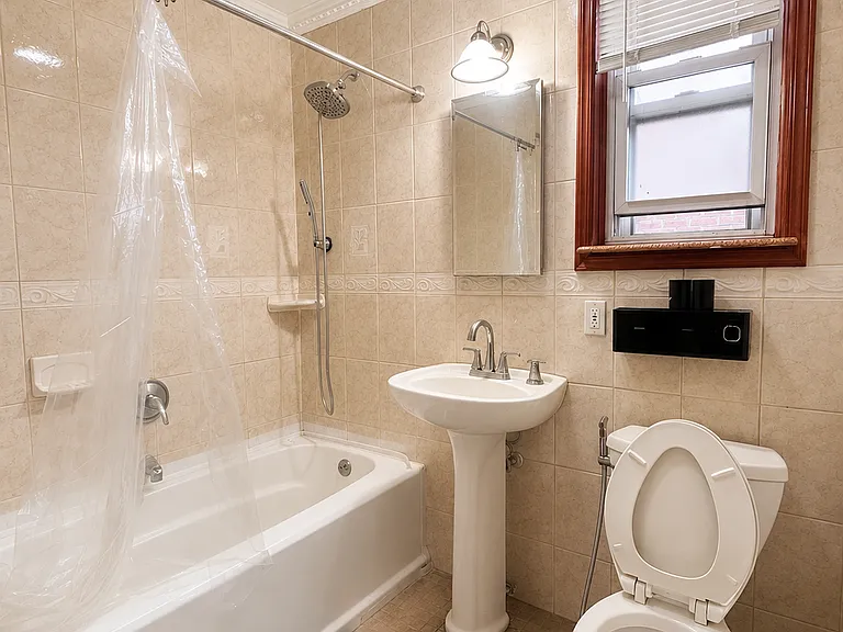 1530 Rhinelander Ave #1 — Photo 4