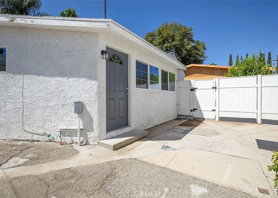 18413 1/2 Erwin St