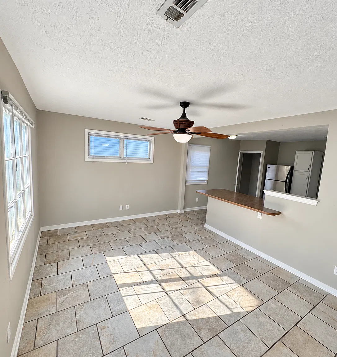 2 bed, 720 sqft, $1,300 — Photo 2