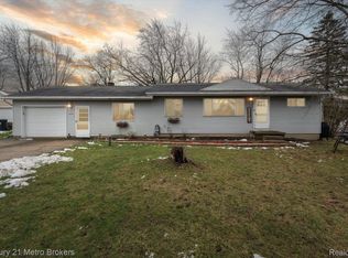 6104 Sun Valley Dr, Grand Blanc, MI 48439