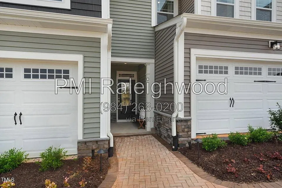 3 bed, 2.5 bath, 1674 sqft, $1,965 — Photo 2