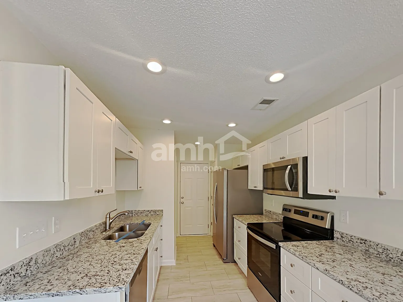 3 bed, 2.5 bath, 1360 sqft, $1,930 — Photo 3