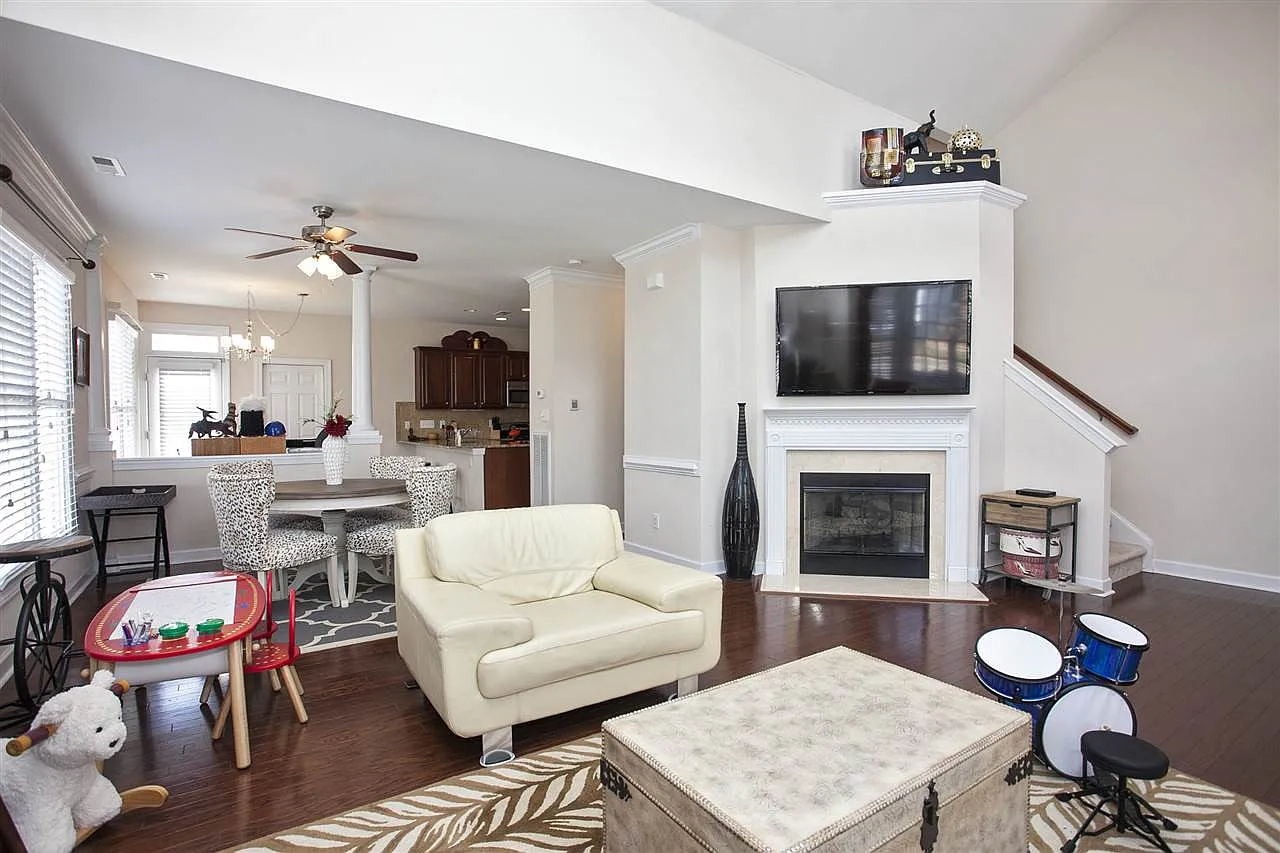 3 bed, 2.5 bath, 2040 sqft, $2,250 — Photo 3