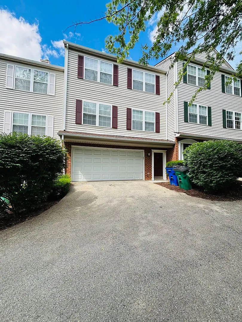 3 Bedroom 2.5 Half Bath Townhouse with 2 Car Garage — Photo 2