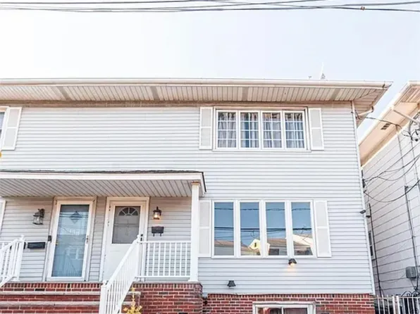 136 Suburbia Terrace image 1 of 13