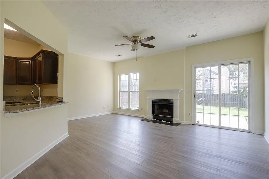 3 bed, 2.5 bath, 1706 sqft, $1,900 — Photo 3