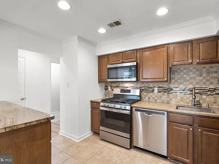 2407 Alsop Ct — Photo 8