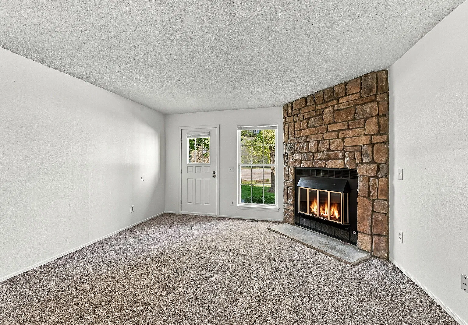 2 bed, 1.0 bath, 859 sqft, $1,570 — Photo 4