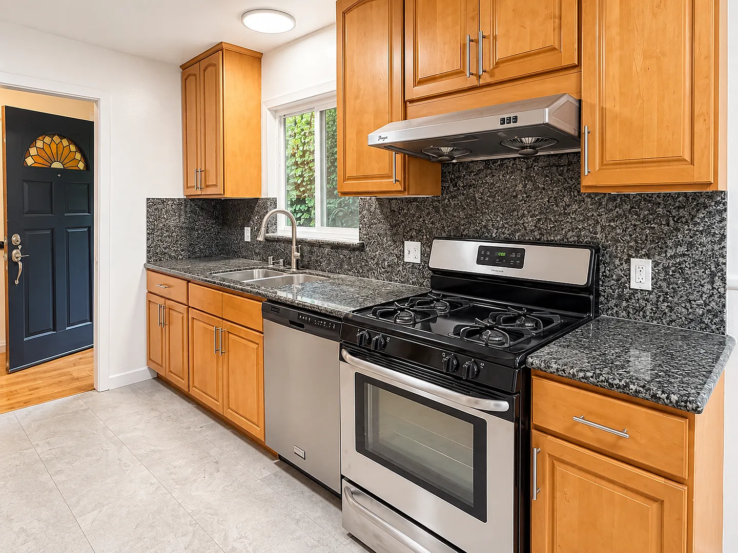 Spacious 3BR/2BA El Cerrito, CA Home with Hardwood Floors, Private Yard & Garage — Photo 3