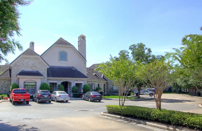 Village on the Parkway Apartments — Photo 30