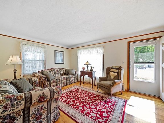 4th image of 1636 Douglas Rd