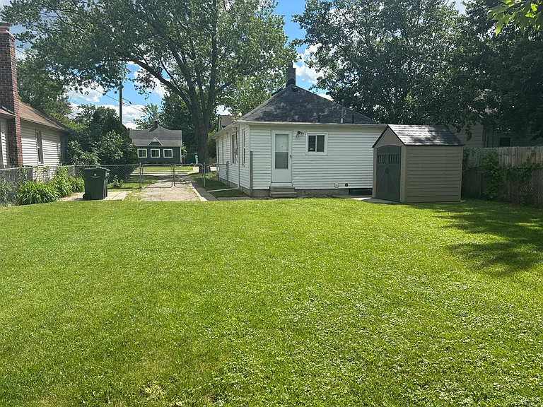 22441 Ridgeway St — Photo 53