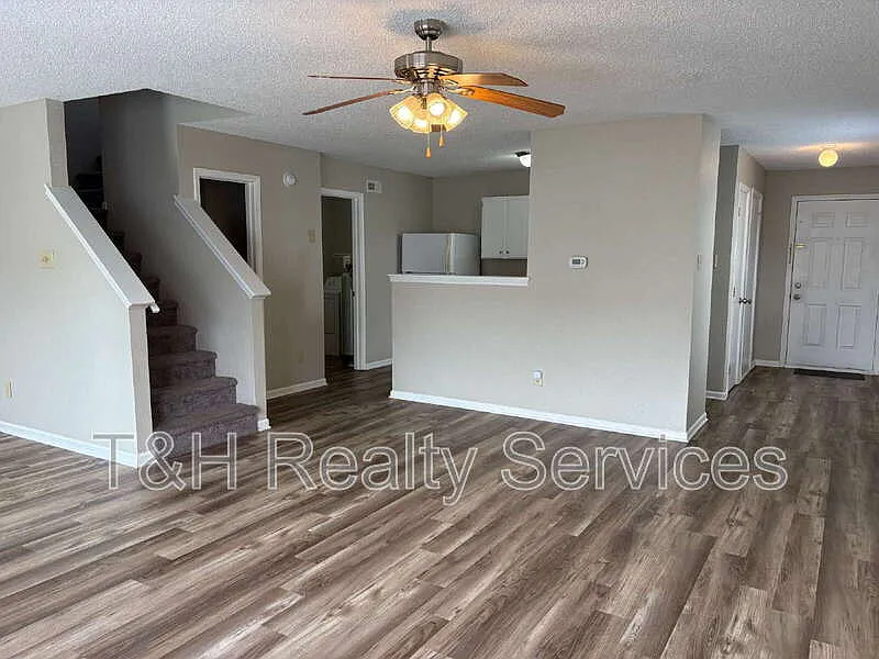 4 bed, 2.5 bath, 1797 sqft, $1,895 — Photo 2