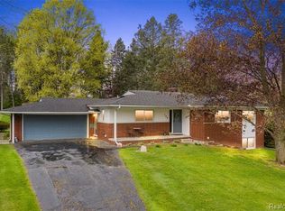 146 Rochdale Dr S, Rochester Hills, MI 48309