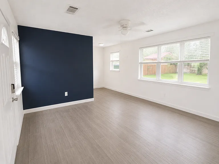 705 Vendee Ln — Photo 2