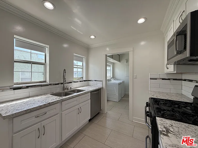 1249 S Tremaine Ave — Photo 25