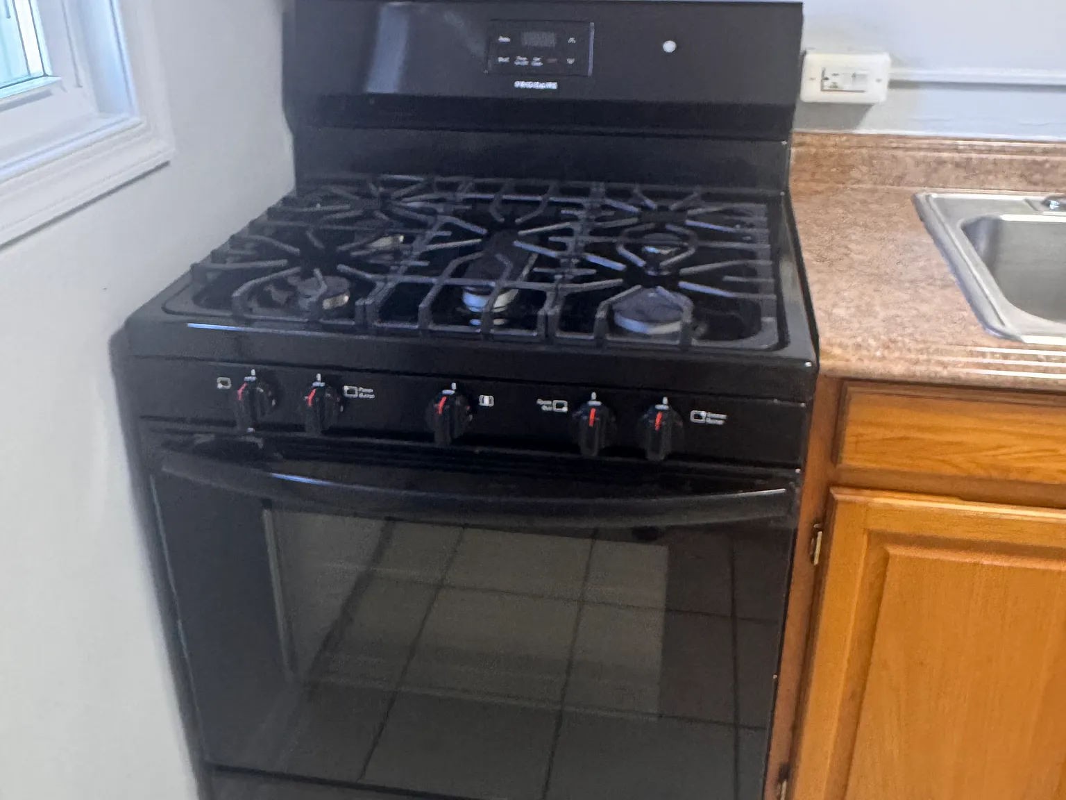 3 bed, 1024 sqft, $2,100 — Photo 3