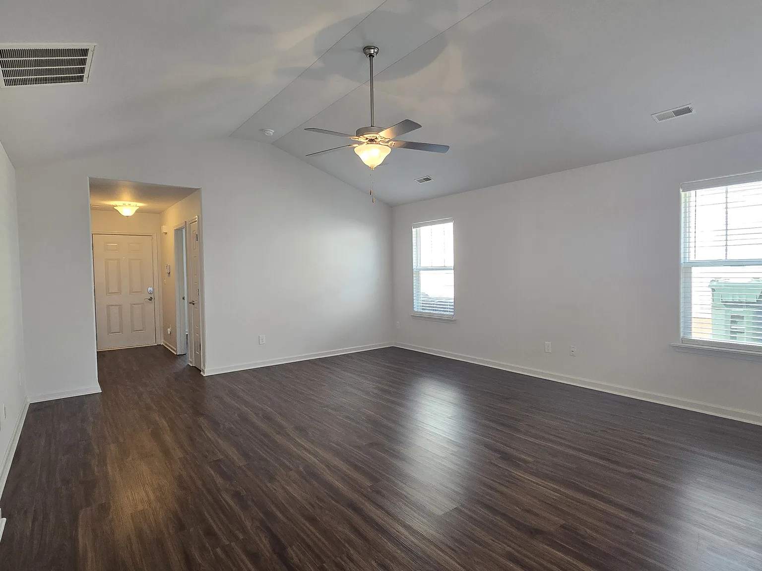 3 bed, 1352 sqft, $2,250 — Photo 3