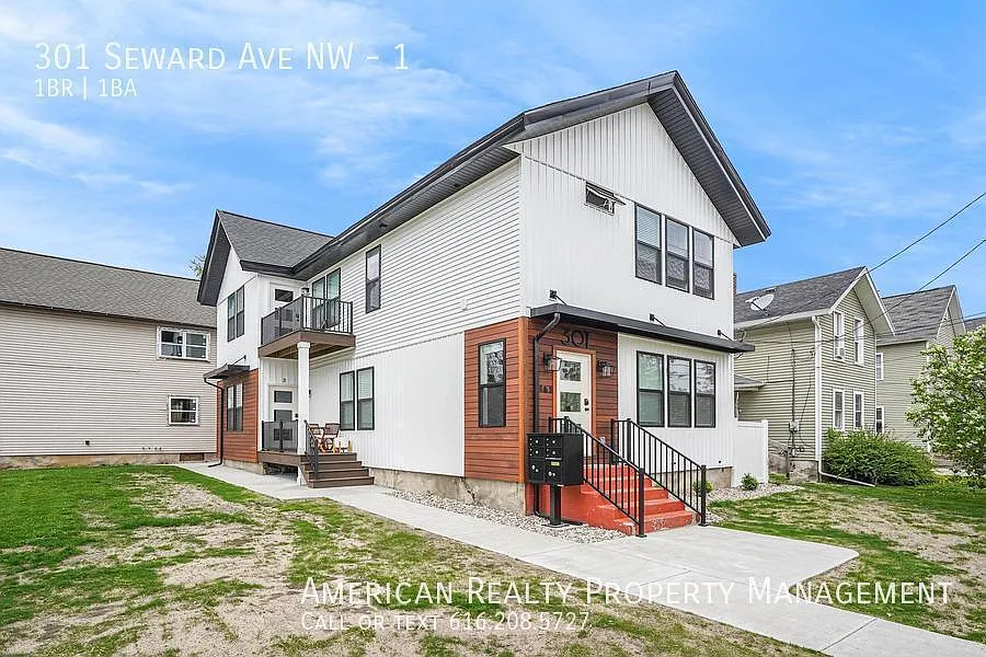 Building Photo - 301 Seward Ave NW #1