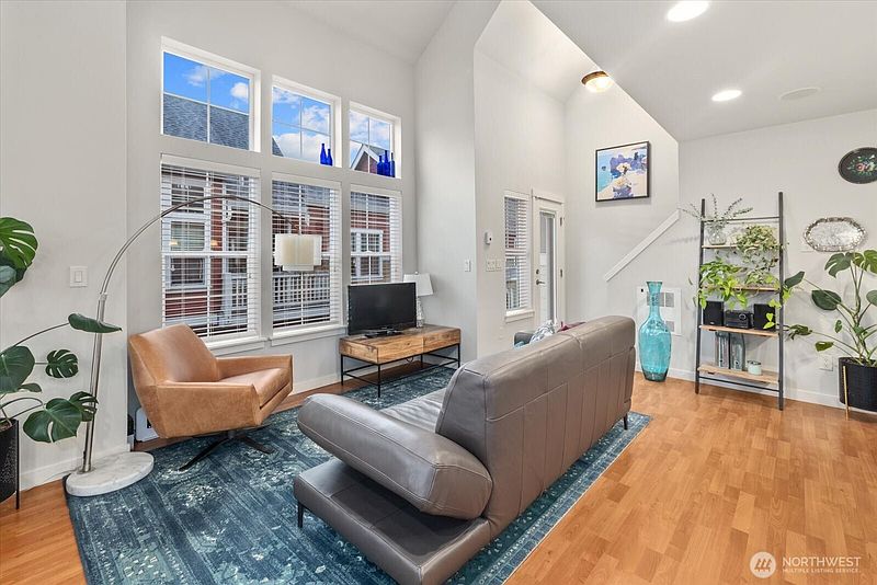5th image of 5912 31st Avenue SW