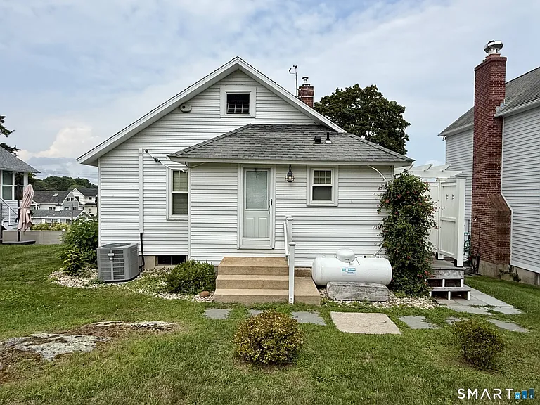 10 Reeves Ave — Photo 21