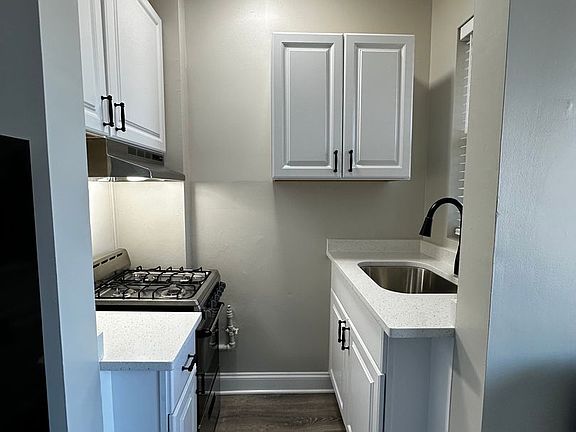 5th image of 4363 N Kenmore Ave APT 402