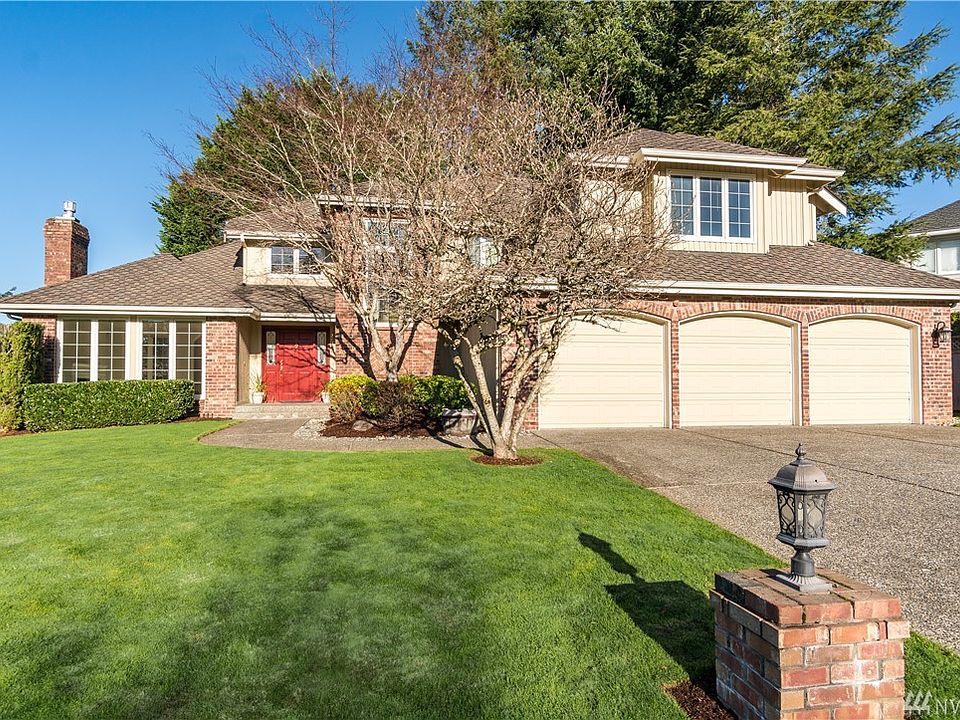 Nice big front lawn with sprinklers, level driveway and 3 car garage / newer 50 year comp roof!