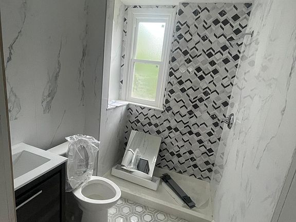 2nd image of 156 Thomas St Floor 2