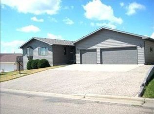 105 27th St NW, Minot, ND 58703