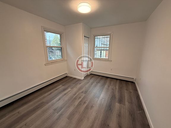 3rd image of 2569 Laconia Ave #1