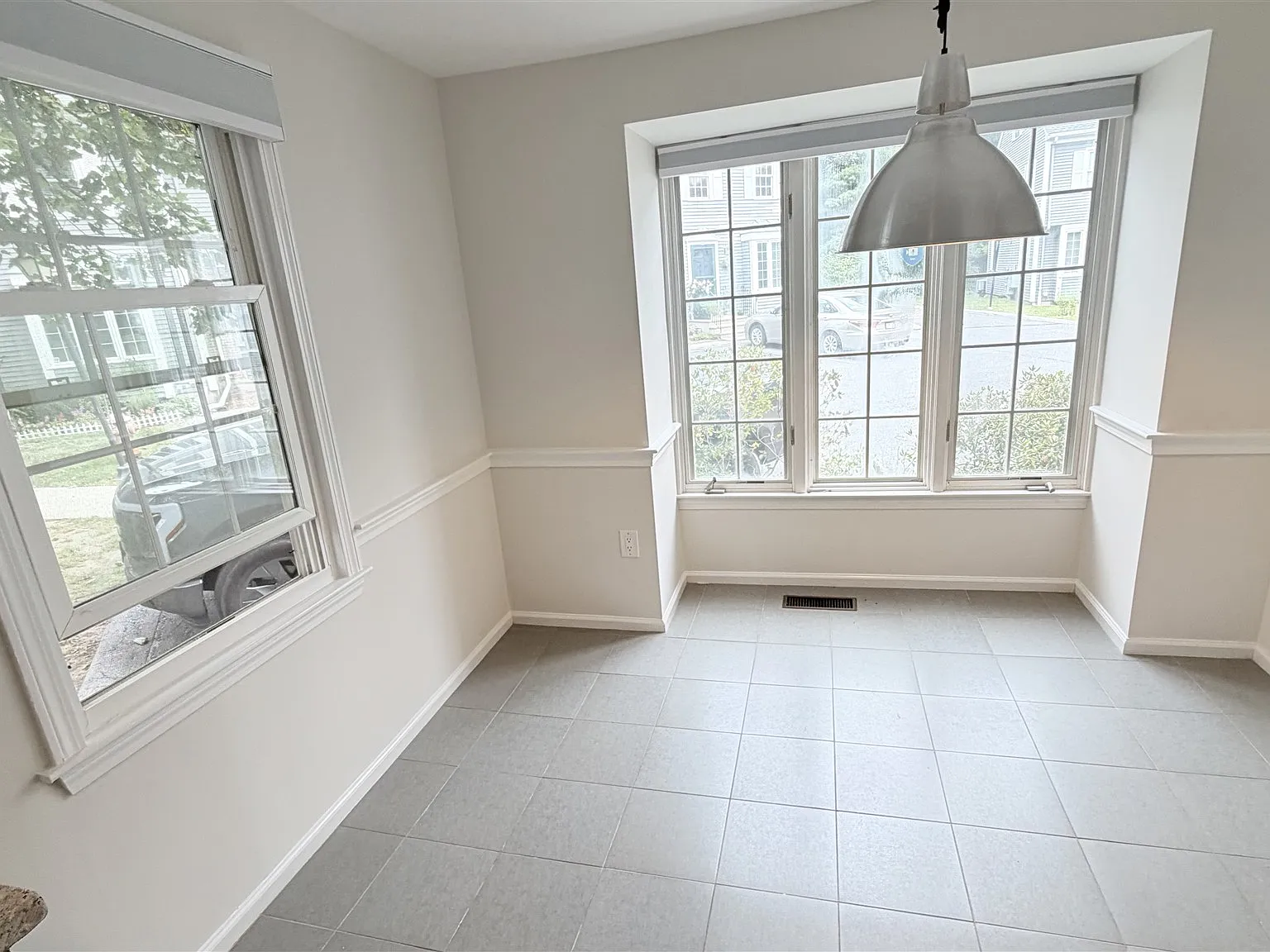 3 bed, 2.5 bath, 2289 sqft, $4,200 — Photo 3