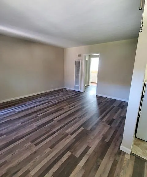 1020 E 2nd St #5 — Photo 8